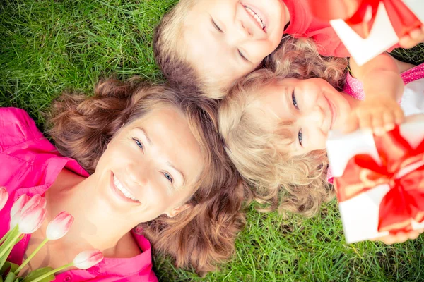 Família feliz com buquê de flores — Fotografia de Stock