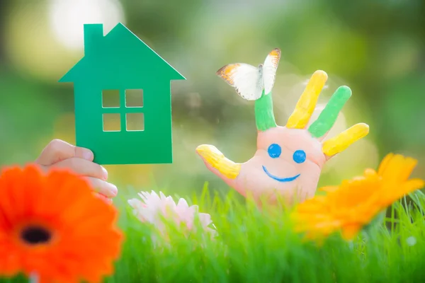 Maison de papier vert dans les mains — Photo