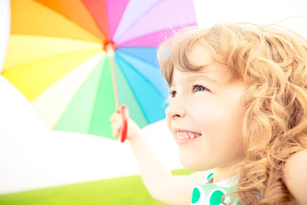 Niño feliz en campo de primavera —  Fotos de Stock