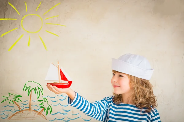 Kind spelen met speelgoed schip — Stockfoto