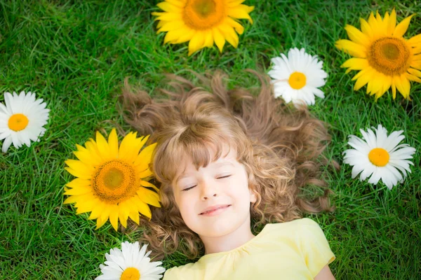 Glückliches Kind schläft im Gras — Stockfoto