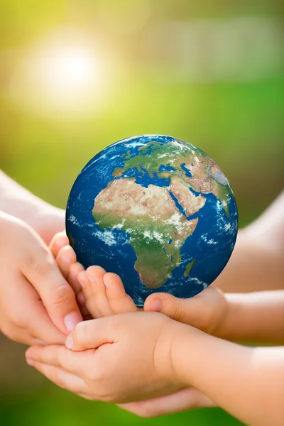 Children holding Earth planet — Stock Photo, Image