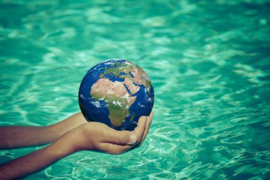 Dünya gezegen tutan çocuk