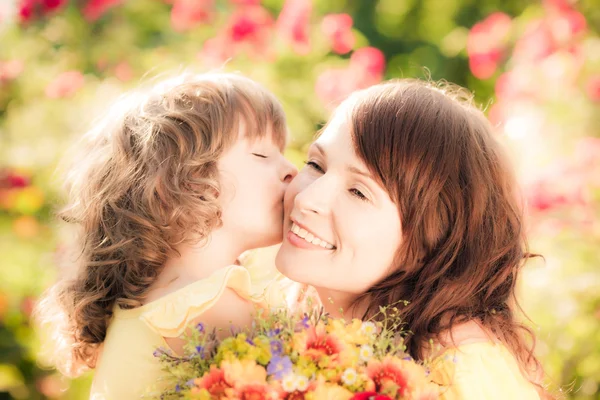 Mujer y niño con flores — Foto de Stock