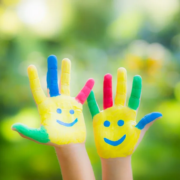 Manos sonrientes en primavera — Foto de Stock