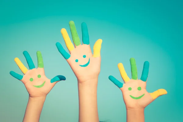 Kinder mit Smiley auf Händen — Stockfoto