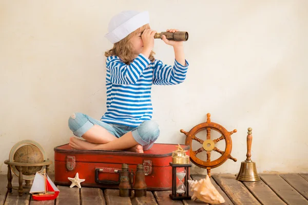 Criança brincando com coisas náuticas — Fotografia de Stock