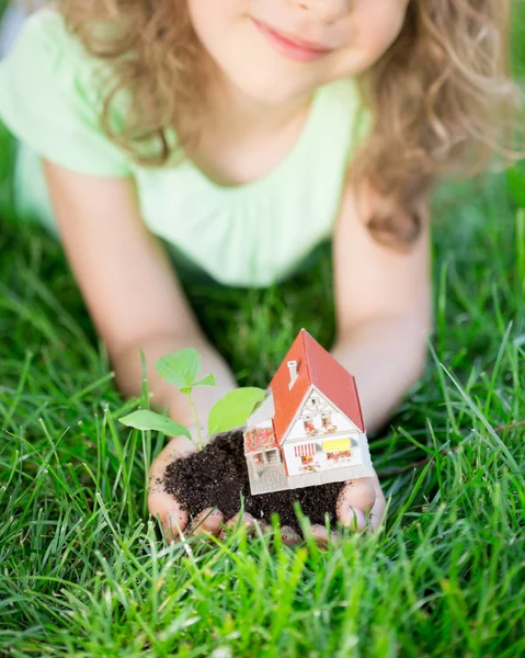 Child holding house and tree — Stock Photo, Image