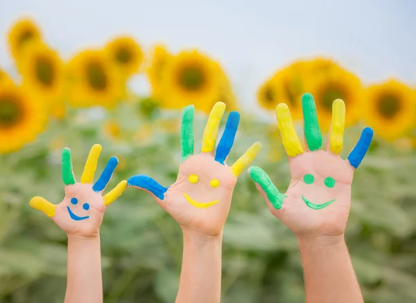 Familj med smiley på händerna — Stockfoto