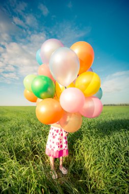 Bahar alanında oyuncak Balonlu çocuk