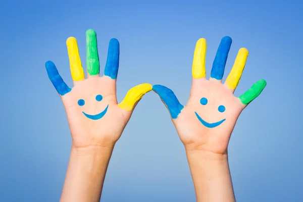 Mãos sorridentes felizes — Fotografia de Stock
