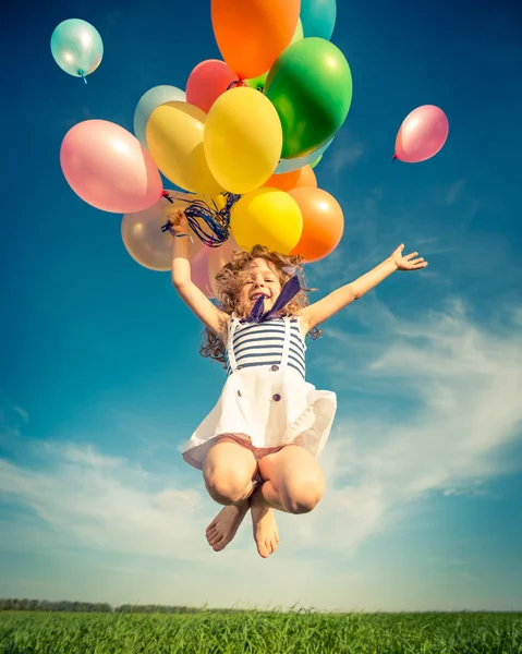 Παιδί με παιχνίδι μπαλόνια στο πεδίο άνοιξη — Φωτογραφία Αρχείου