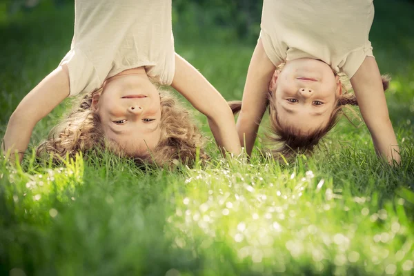 Niños felices de pie boca abajo —  Fotos de Stock