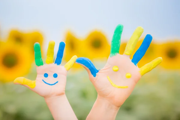 Mãos sorridentes felizes — Fotografia de Stock