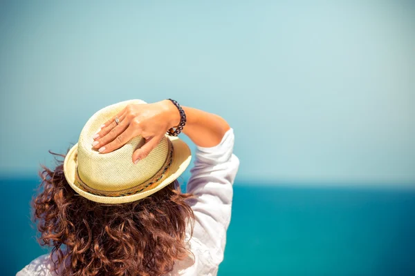 Giovane donna in vacanza estiva — Foto Stock