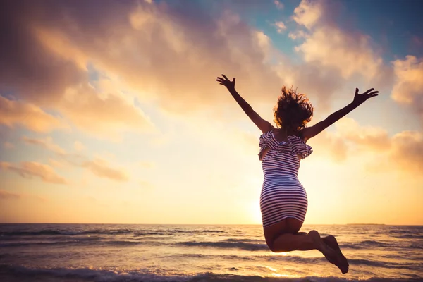 Mujer saltando en la playa — Foto de Stock