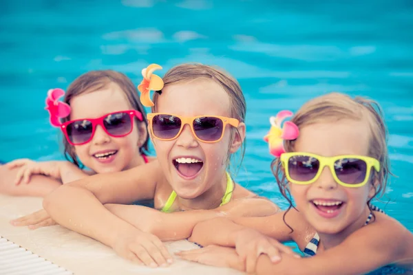 Щасливі діти в басейні — стокове фото