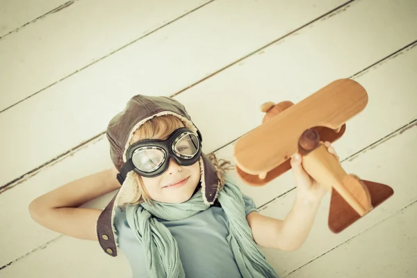 Ευτυχισμένο παιδί παίζει με αεροπλάνο παιχνίδι — Φωτογραφία Αρχείου