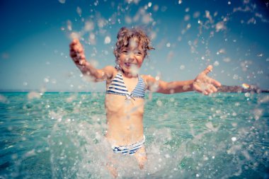 Denizde oynayan mutlu çocuk