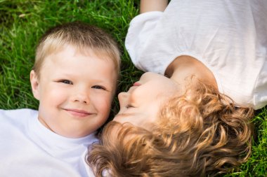 mutlu çocuklar yeşil çim üzerinde yalan