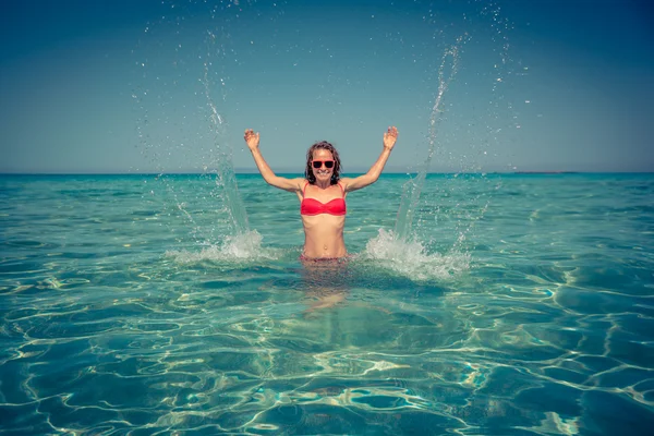 Jovem mulher no mar — Fotografia de Stock