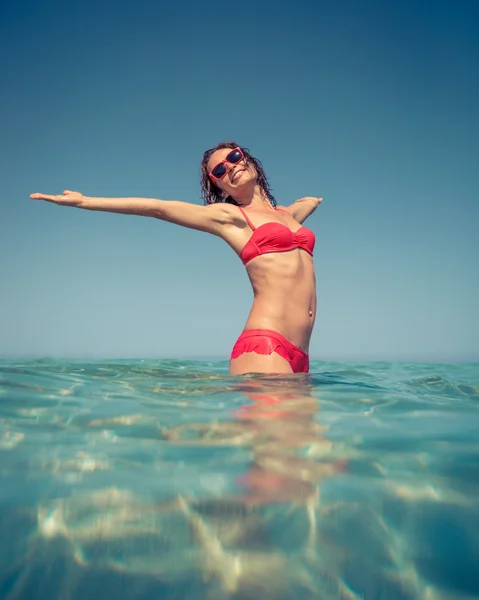 海の中の若い女性は — ストック写真