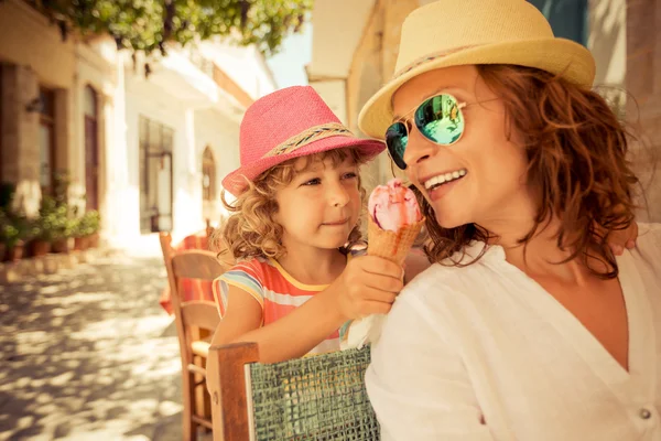 Mother and child eating ice-cream — Stock Photo, Image