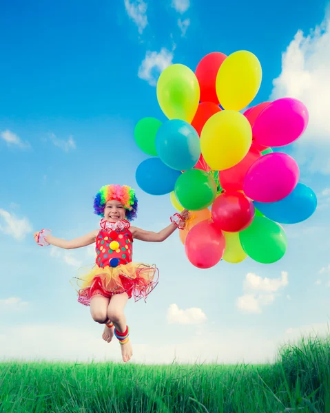 Criança com balões de brinquedo no campo de primavera — Fotografia de Stock