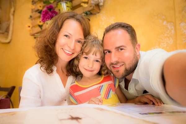 Família tomando selfie — Fotografia de Stock