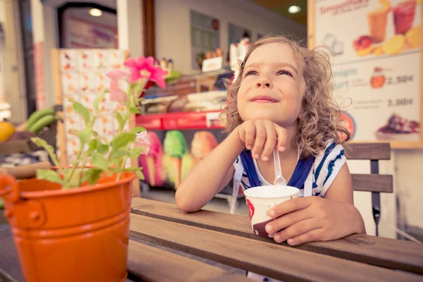 Glückliches Kind isst Eis — Stockfoto