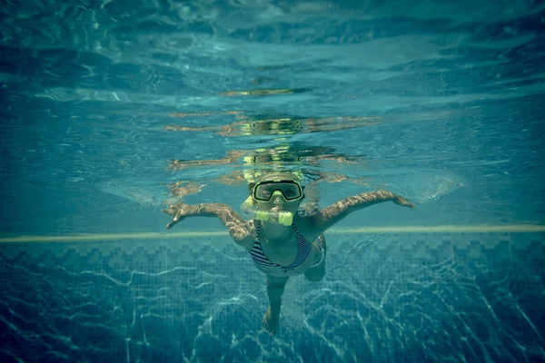 快乐的孩子的水下肖像 — 图库照片