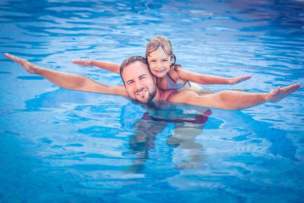 Barn och far leker i poolen — Stockfoto