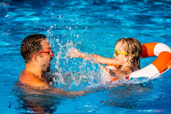 Bambino e padre che giocano in piscina — Foto Stock