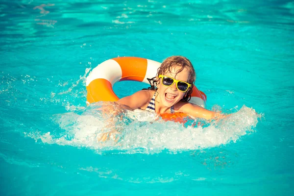 Kind spelen in zwembad — Stockfoto