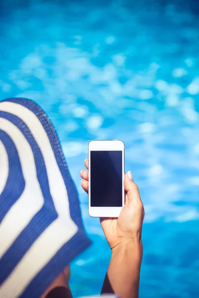 Mulher segurando smartphone na mão — Fotografia de Stock