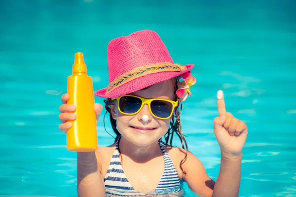 Kind hält Sonnencreme in der Hand — Stockfoto