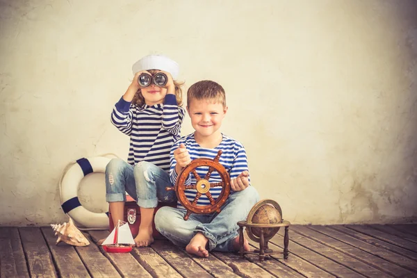 Crianças felizes brincando com coisas náuticas — Fotografia de Stock