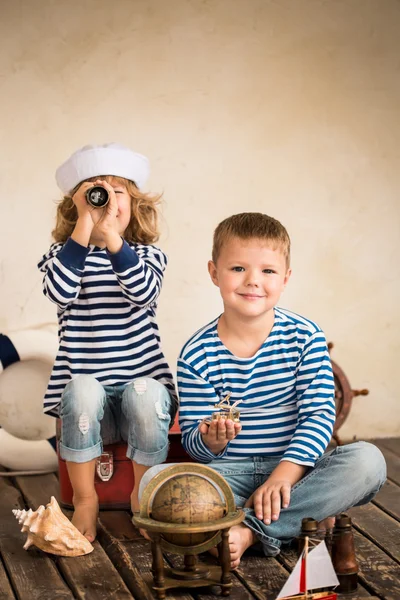 Crianças felizes brincando com coisas náuticas — Fotografia de Stock