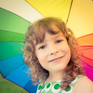 Çok renkli şemsiye karşı mutlu çocuk