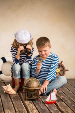 Deniz şeylerle oynayan mutlu çocuklar