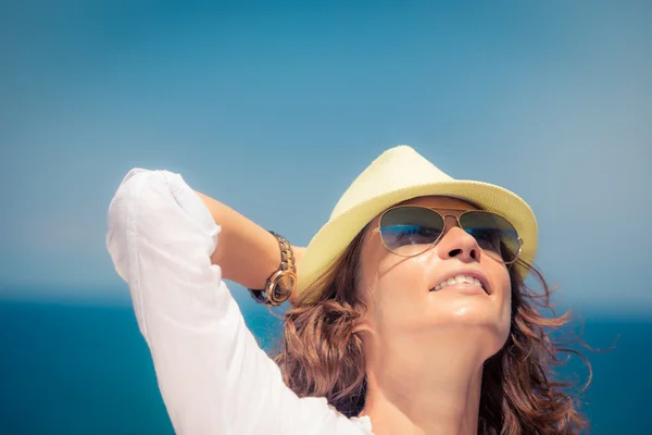 Jeune femme en vacances d'été — Photo