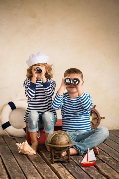 Glückliche Kinder, die mit nautischen Dingen spielen — Stockfoto