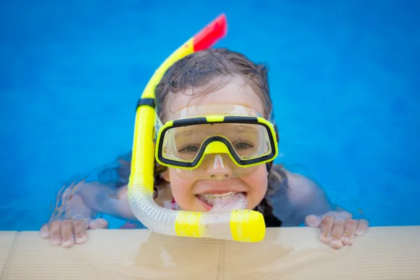 Child playing in swimming pool — Stock Photo, Image