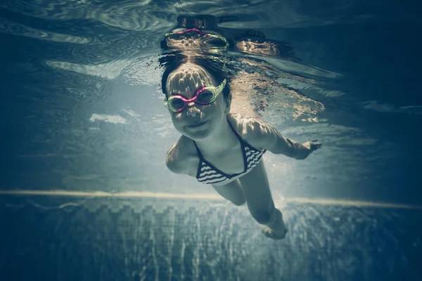Potret bawah air anak bahagia — Stok Foto