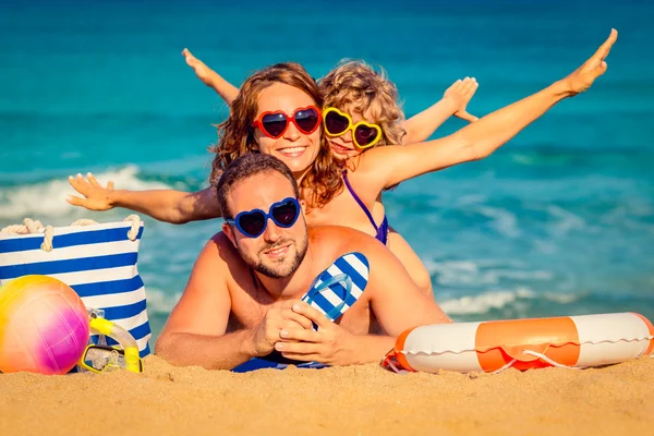 Lycklig familj på stranden — Stockfoto