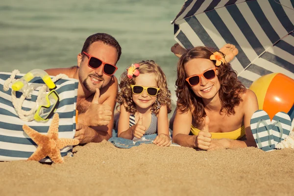 Familia feliz en la playa —  Fotos de Stock