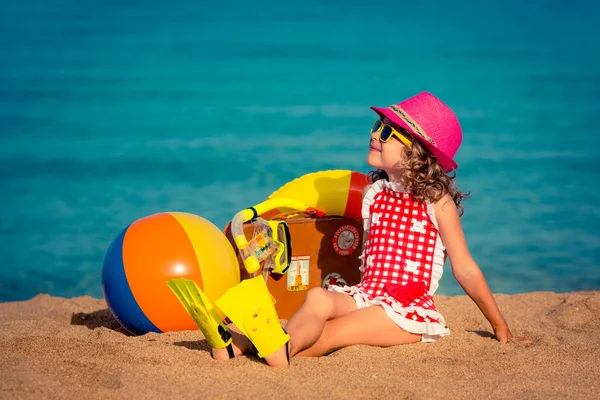 Glückliches Kind sitzt am Strand — Stockfoto