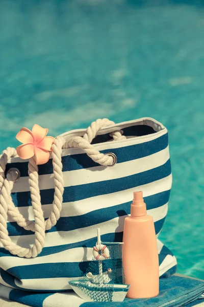 Bolsa de playa contra fondo de agua — Foto de Stock