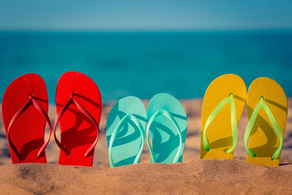 Chinelos de praia na areia — Fotografia de Stock