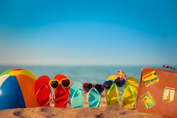 Flip-flops, παραλία μπάλα και βαλίτσα — Φωτογραφία Αρχείου